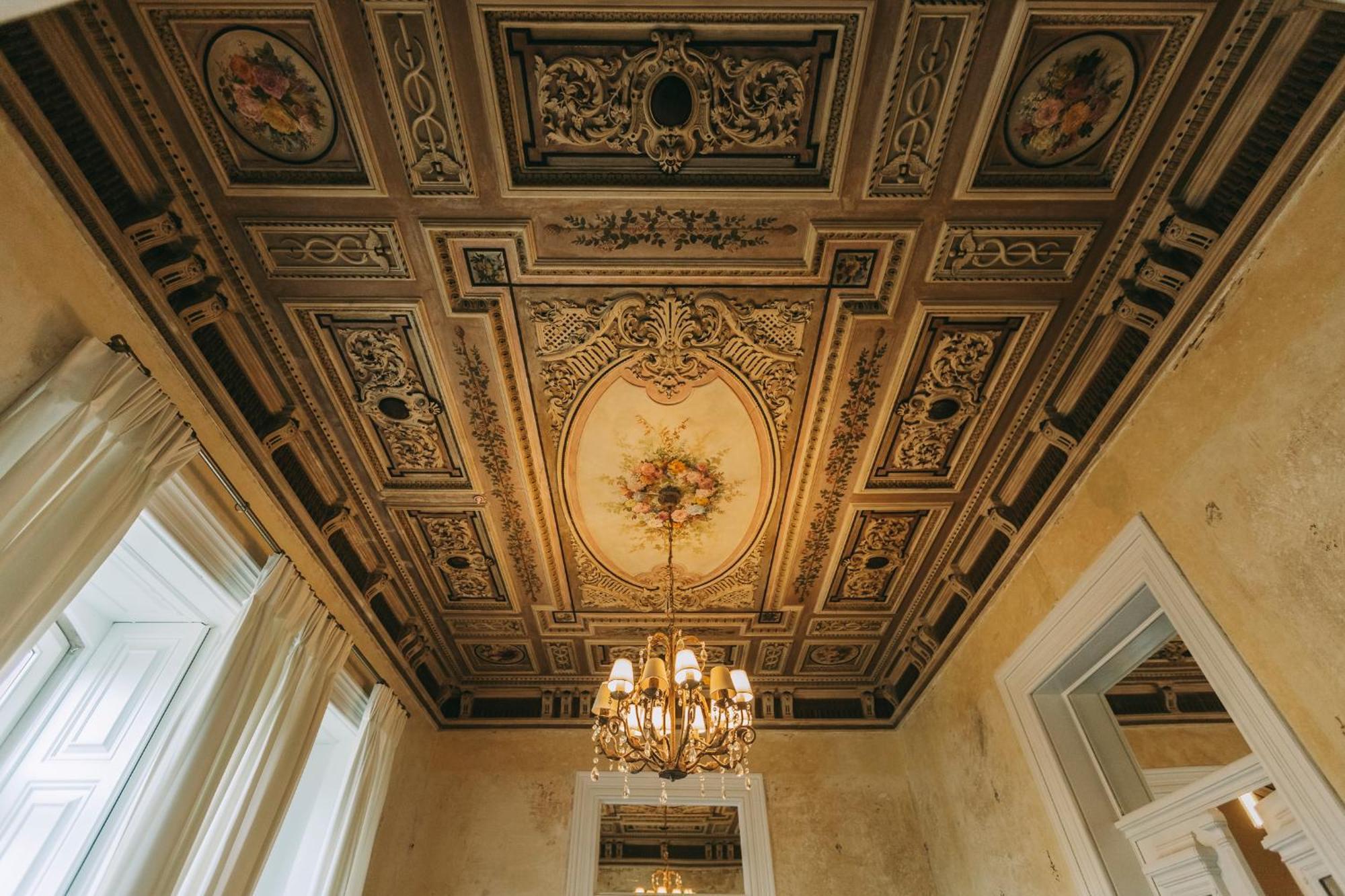 토렐 팰리스 리스본 호텔 외부 사진 The ceiling of the ballroom