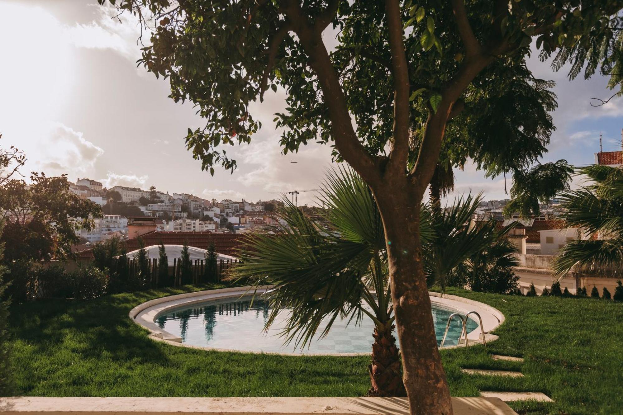 토렐 팰리스 리스본 호텔 외부 사진 View of the swimming pool