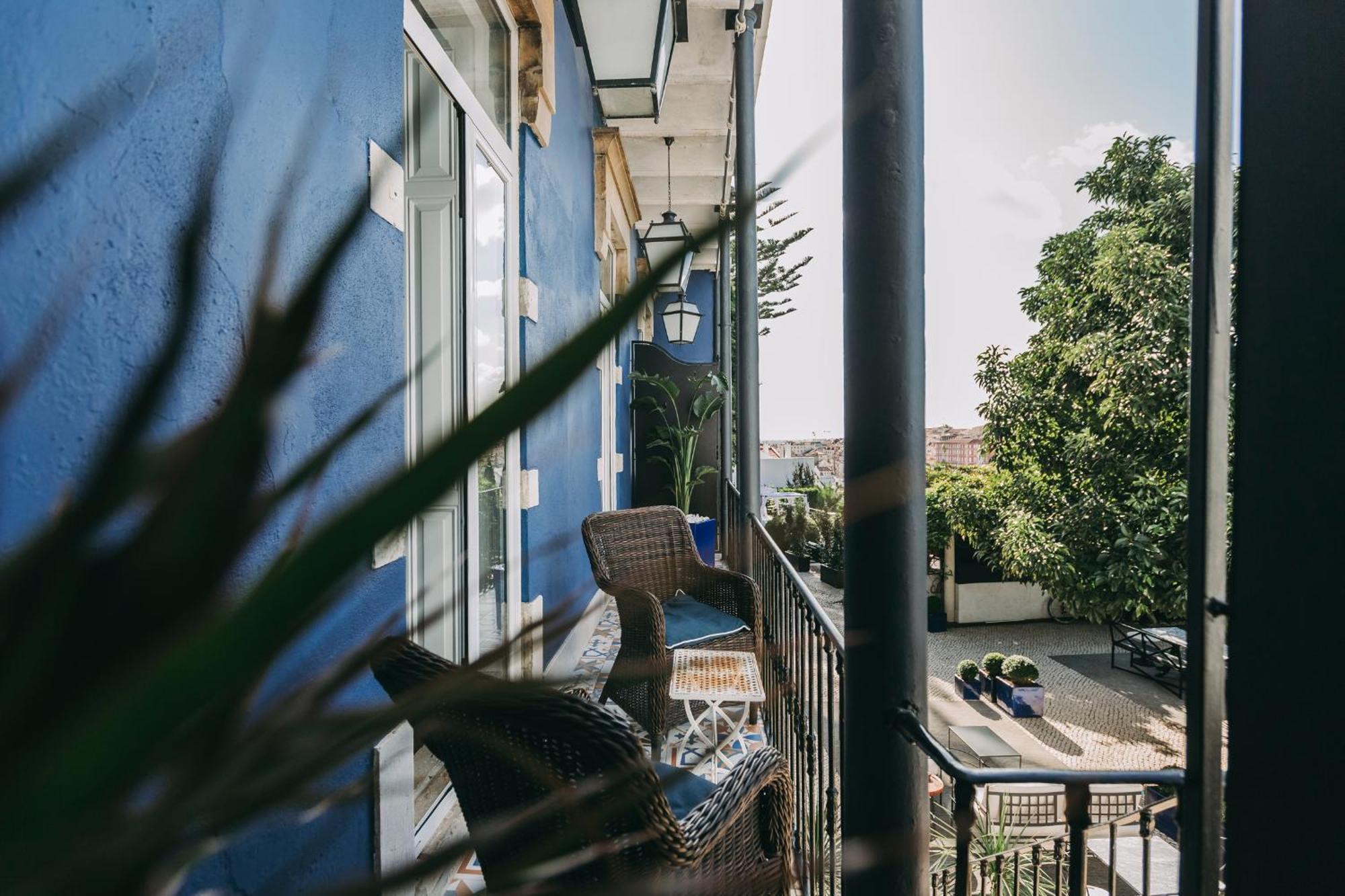 토렐 팰리스 리스본 호텔 외부 사진 The balcony of a student apartment