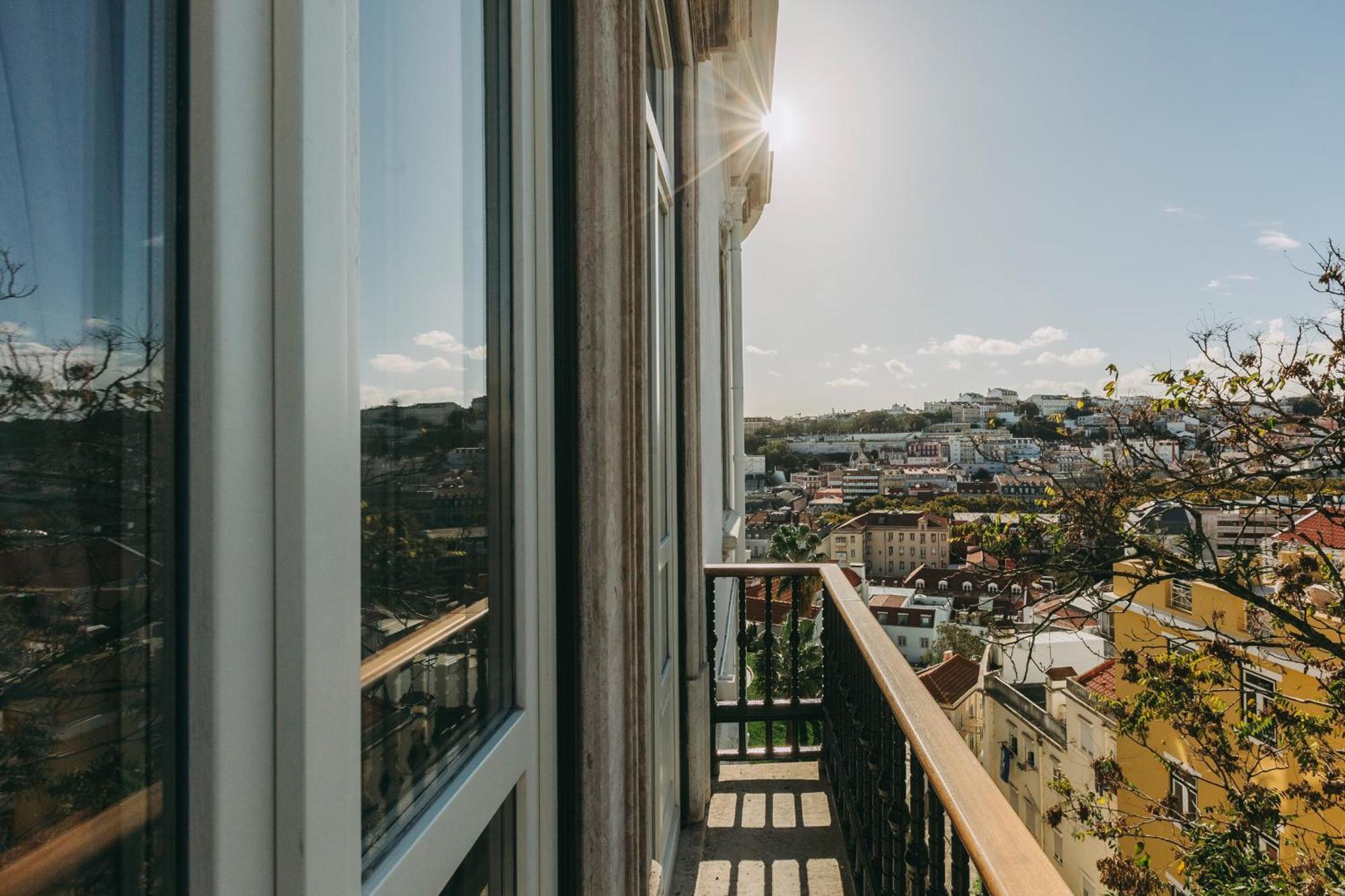 토렐 팰리스 리스본 호텔 객실 사진 A view from the balcony of a typical apartment